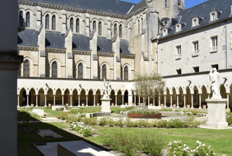 Jardin dans un monastique à la Puye