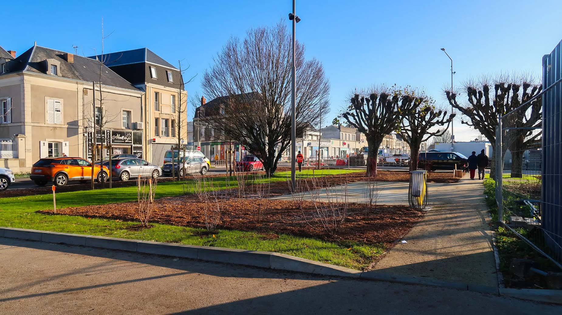 Aménagement paysager du centre-ville de Thouars avec plantations, arbres taillés et espaces verts urbains