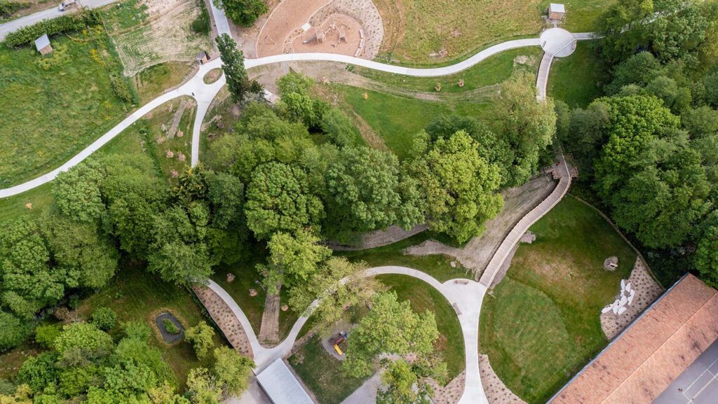 Vue aérienne d'un parc urbain verdoyant avec des allées sinueuses et des espaces arborés