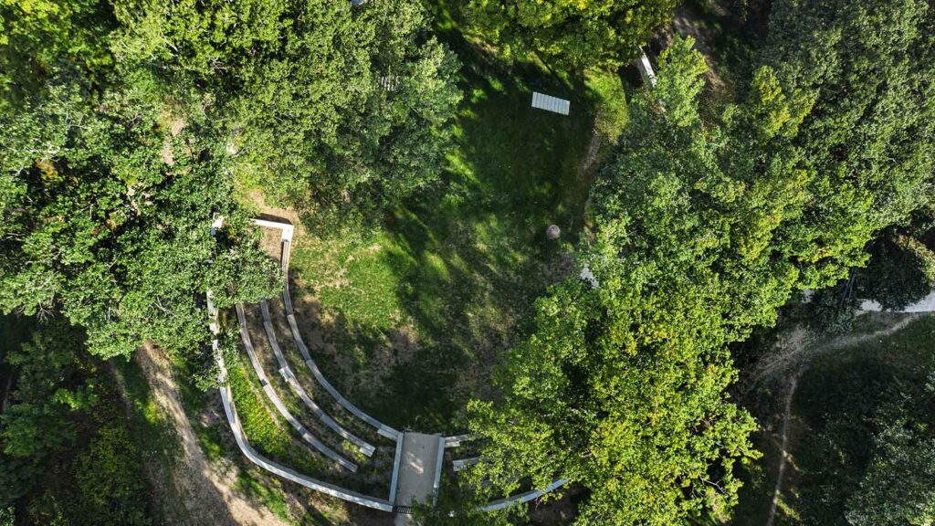 Vue aérienne d'un amphithéâtre en bois entouré d'arbres dans un espace vert urbain