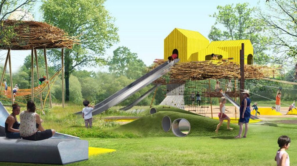 Aire de jeux en bois et structure jaune dans un parc arboré avec enfants et familles