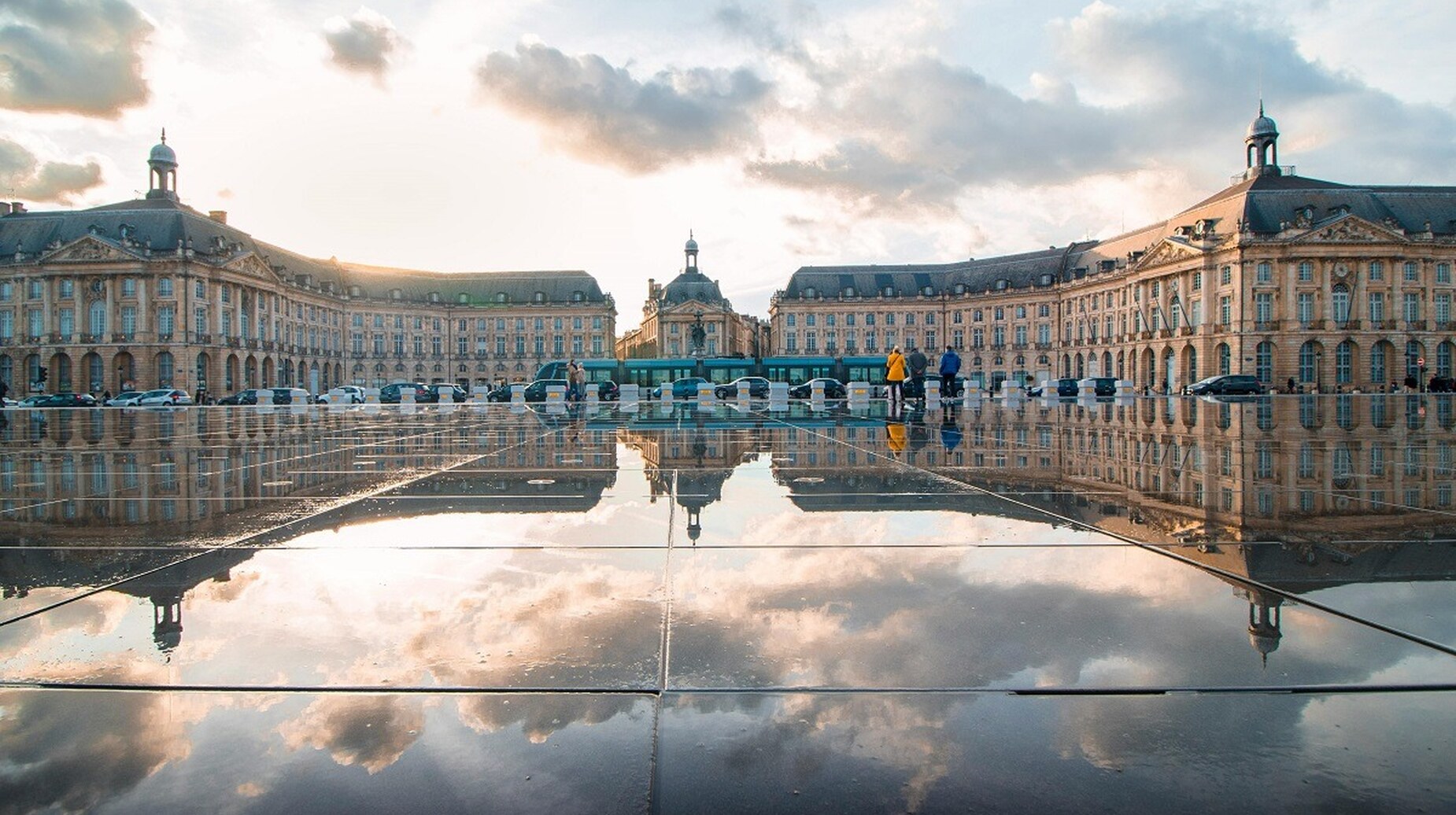 Place monumentale se reflétant dans un miroir d'eau au coucher du soleil