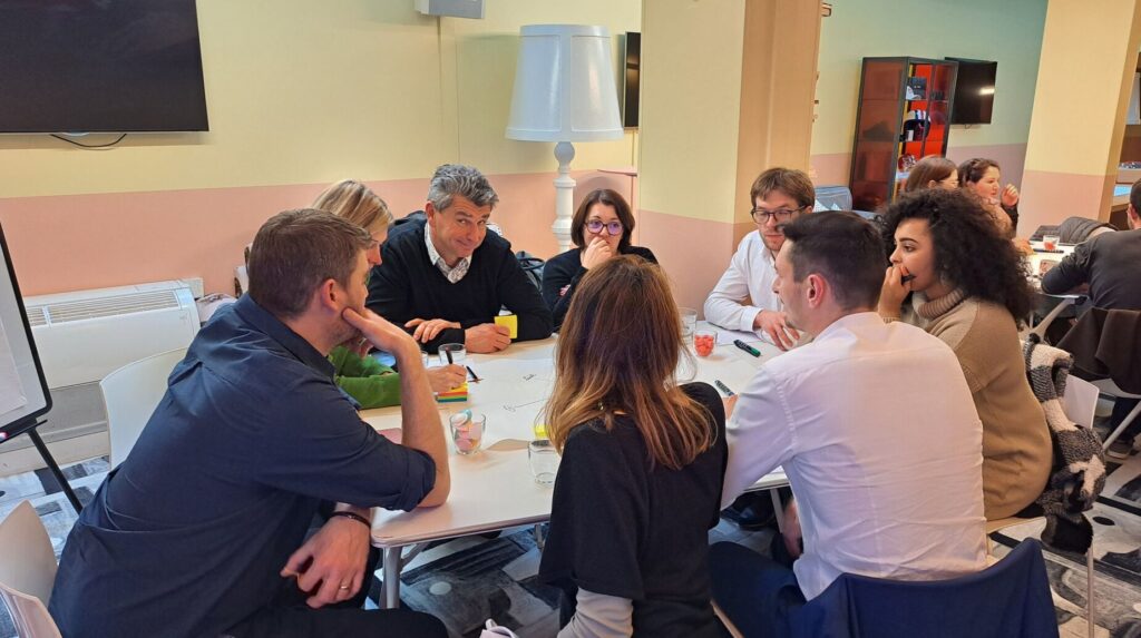 Réunion d'équipe autour d'une grande table dans une salle de travail