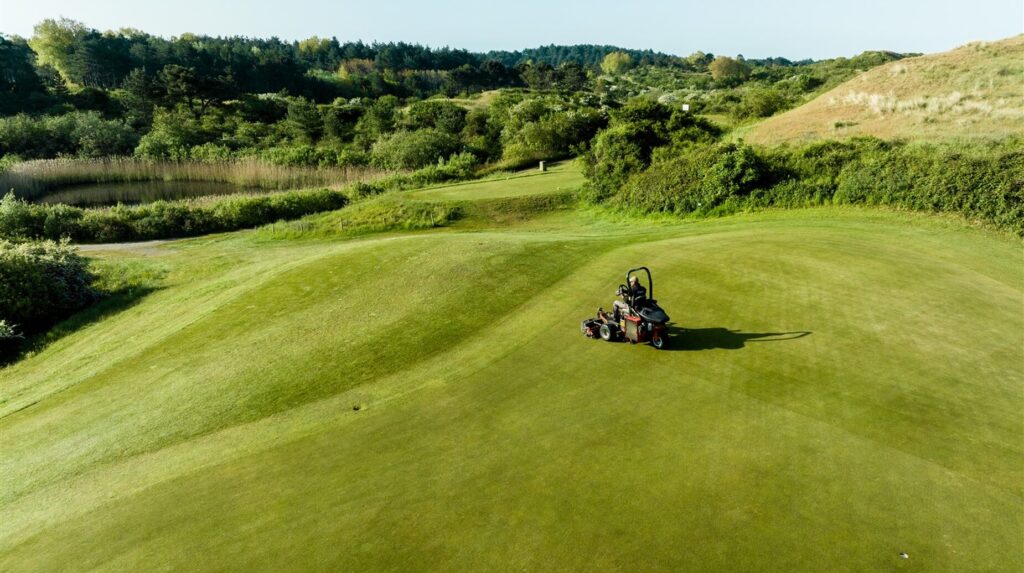 Green de golf tondu avec autoportée au sommet d'un relief herbeux
