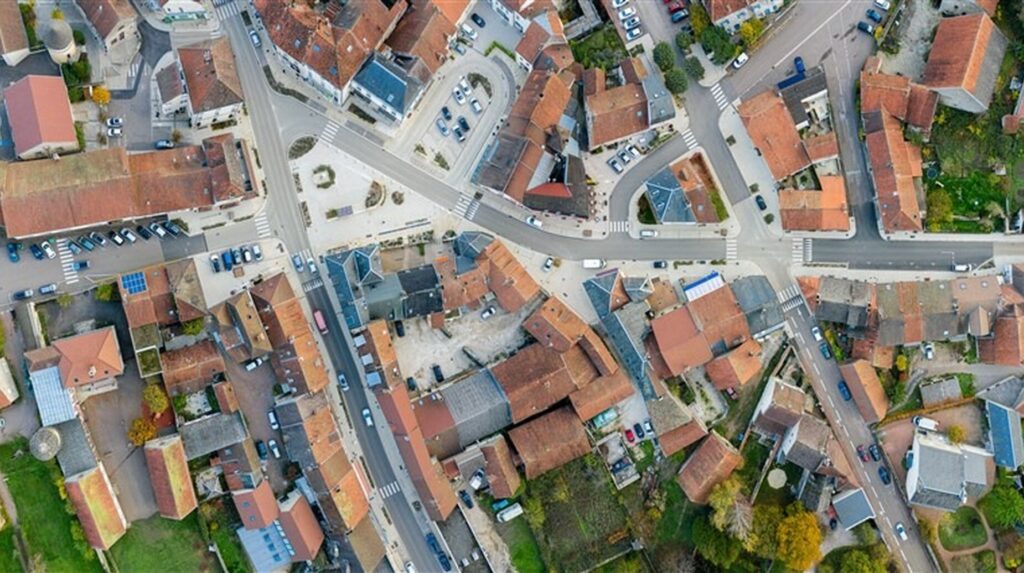 Vue aérienne d'un centre-ville aux toits de tuiles traversé de rues étroites
