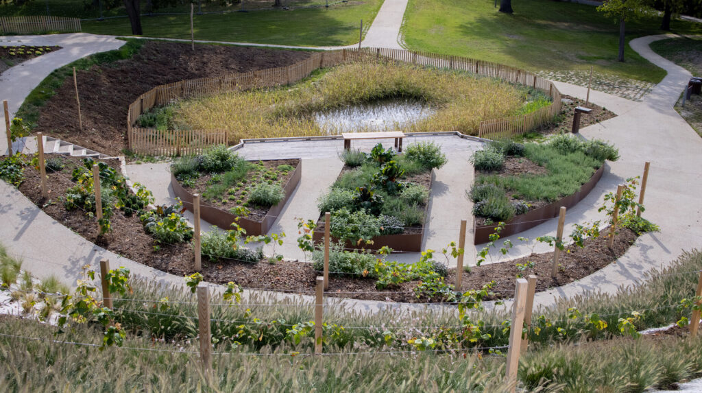 Jardin en creux structuré par des massifs circulaires et des cheminements courbes
